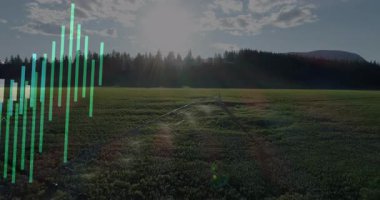 Gün doğumu başlatan şamdan çizelgesi tarlanın üzerinde büyüyor. Püskürtücü fıskiyesi de verimliliği gösteriyor. Tarım, hassas tarım, veri analizleri, sürdürülebilirlik, çevre, teknoloji, manzara