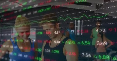 Tableti tıklatan adam, spor salonundaki saydam ölçümleri inceleyen kadın yeşil çizgiyi işaret ediyor. Performans, analiz, eğitim, dijital, sağlık, motivasyon, güç