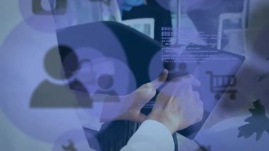 Profesyonel olarak tableti kucağa getirip profil simgesine tıklamak, demo için dijital kaplamalar yapmak. Teknoloji, veri, yenilik, şirket, dijital, iletişim, modern