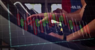 Dişi koşucu hafifçe vuruyor eğilim ayarlıyor ve çizelge üzerine izleme uygunluğu performansı ile koşuyor. Egzersiz, fitness, eğitim, sağlık, kardiyo, hareket, atletik