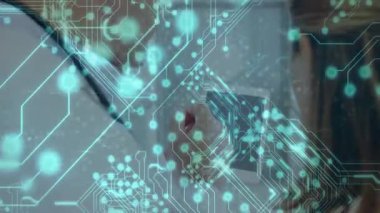 Teal 'in tıbbi atımları, doktorun hastalara rehberlik ettiğini, okumaları akıllı telefonla kaydettiğini gösteriyor. Sağlık, dijital sağlık, teletıp, tanı teknolojisi, tıbbi danışma, yenilik, klinik