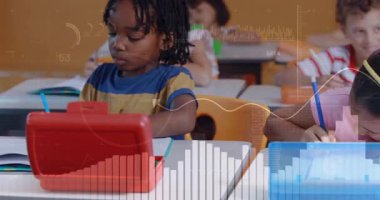 Kamera, oğlanın kırmızı dizüstü bilgisayarda yazdığını ve kızın eğitimde mavi kalem yazdığını gösteriyor. Sınıf arkadaşları, öğrenim, sınıf, okur yazarlık, eğitim, gençlik, takım çalışması