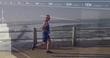 Kıdemli adam deniz kenarına adım atıyor, dijital finans haritalarını takip ediyor para biriminin zirvelerini takip ediyor. Fitness, outdoor, modern, teknoloji, sağlık, refah, hareket