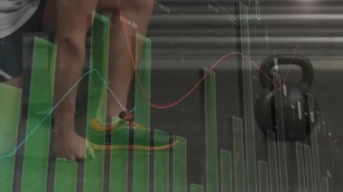 Fitness verilerini görselleştirirken çaydanlık zilini kavrayan atlet üzerine ayaktan yukarı doğru eğilen kamera. Atletizm, performans, güç, veri görselleştirme, egzersiz, fitness, kas gücü