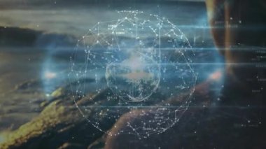 Gün batımında kıyıda duran bir kadın holografik ağ küresine başlıyor iş verilerini görselleştiriyor. Deniz manzarası, yenilik, teknoloji, bağlantı, sükunet, gelecekçilik, tefekkür