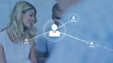 İş arkadaşları iş haritalama için ağ örtüsü oluştururken tıklayarak tableti kaydırıyorlar. İşbirliği, teknolojik, modern, bağlantı, iletişim, dijital, takım çalışması