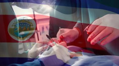 Tıbbi asistan neşteri cerraha veriyor. Kesme işlemi başlıyor. Ameliyat odasında dokuyu açığa çıkarıyor.. 