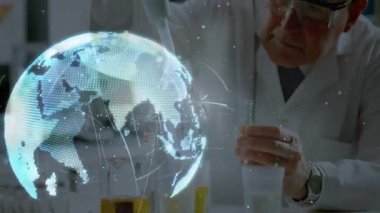 Laboratuvarda hologram küresel haritalama bağlantıları tasarlayan kıdemli bilim adamı iç karartıcı pipet pompası. Araştırma, yenilik, görselleştirme, mikroskop, bağlantı, teknoloji, kesinlik