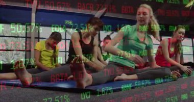 Kadınlar beden eğitimi dersinde mavi paspaslara yaslanıyor. Eğitmen sinyalleri giderek derinleşiyor. Meditasyon, sağlık, farkındalık, esneklik, dinginlik, uyum, iç mekan