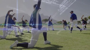 Koç bir adım öne çıkıyor, beyzbol takımı dizlerini bükerek dijital tarama yaparak hazır olmasını sağlıyor. Sporcular, spor, antrenman, fitness, takım çalışması, dijital, teknoloji