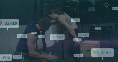 Eğitmen, spor salonundaki sırıkla sosyal ölçümleri başlatmak için müşteri rehberliği yapıyor. Fitness, antrenman, koçluk, performans, motivasyon, teknoloji, kentsel