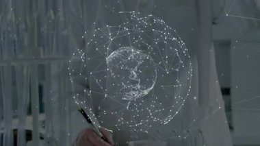 Kıdemli bilim adamı deney tüpünü ağ küresi altında kaldırarak sıvıyı analiz etme işlemini başlatıyor. Araştırma, yenilik, teknoloji, deney, kesinlik, keşif, moleküler