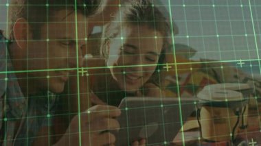 Tablet animasyon teknolojisindeki dijital içeriği araştıran çifti tarama başlatılıyor. Romantik, mahremiyet, bağlantı, rahat, akıllı teknoloji, dijital etkileşim, modern yaşam tarzı