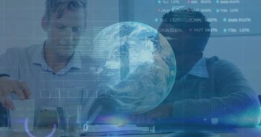 Beyaz erkek su dolduruyor ve ortağı iş toplantısında dijital örtüler başlatan doktorları işaret ediyor. Profesyonel, işbirliği, teknoloji, analitik, finans, çalışma alanı, modern