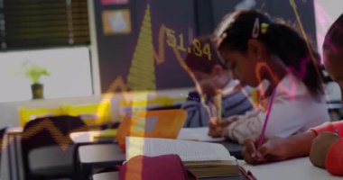 Grafik kaplamalı veri gösterimi ile öğrenmek için ön sayfaya odaklanan kamera görüntüsü. Öğrenciler, eğitim, yaratıcılık, odaklanma, konsantrasyon, öğrenme, sınıf