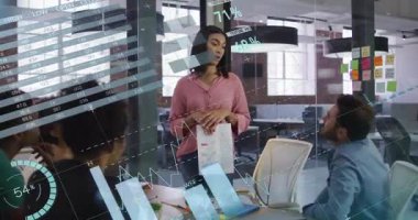 Sunucu bekleme raporu holografik gösterge, pasta grafiği ve iş akımında rehberlik ekibini gösteriyor. Profesyonel, işbirliği, yenilik, analitik, modern, liderlik, iletişim