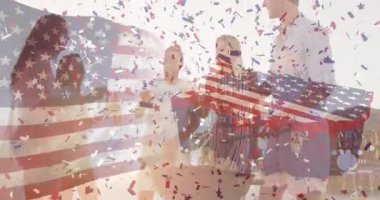 ABD bayrağı yakınındaki grup kaldırma şişeleri bayram pazarlamasını kutlarken konfetilerin düşmesine yol açtı. Kutlama, dostluk, açık hava, vatanseverlik, bayram, yaz, çeşitlilik.