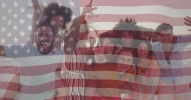 Arkadaşlar turizm için plaj topluyor bayrak çekiyorlar, omuzlara tırmanıyorlar, barış işaretleri gösteriyorlar. Kutlama, yoldaşlık, birlik, rahatlık, sıcaklık, açık hava, coşku