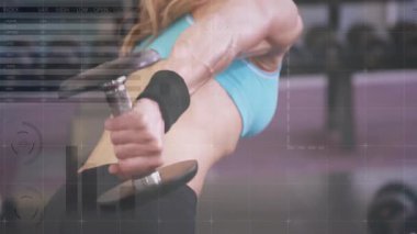 Dambılı kavramış bir kadın, beden eğitimi izleme ölçümlerinde veri çakışmalarıyla triceps geri tepmesi yapıyor. Güç, fitness, antrenman, egzersiz, sağlık, direnç, egzersiz