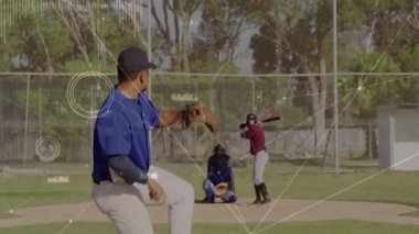 Atıcı atışı başlatıyor ve analitik takip düğümleriyle atış yapıyor, yakalayıcı topu alıyor. Atletizm, rekabet, eylem, kesinlik, dinamik, spor, performans