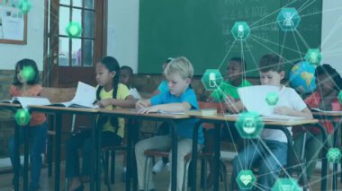 Öğrenciler sayfaları çevirirken yeşil simgeler sınıfta bilimin ilgisini çekiyorlar. Eğitim, yenilik, teknoloji, işbirliği, öğrenme, müdahale, sınıf