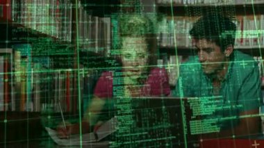 Öğrenciler projeyi tamamlarken dizüstü bilgisayardaki kodları tarıyorlar ve replikleri tartışıyorlar. İşbirliği, takım çalışması, öğrenme, eğitim, konsantrasyon, başarı, çeşitlilik