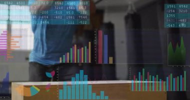 Erkek sporcu öne çıkıyor, atlama yapıyor ve spor için animasyon ölçümlerini takip ediyor. Atletik, eğitim, performans, biyomekanik, dijital, endüstri, fitness