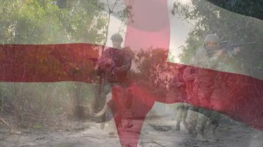 Askerler orman yolunda devriye geziyor, kurşun molası veriyor, çalıları tarıyor, güvenlik devriyesi için tüfek kaldırıyor. Ordu, keşif, taktik, açık hava, kamuflaj, disiplin, takım çalışması.