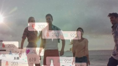 Arkadaşlar gün batımında sığ dalgalarda yürüyor sosyal medya pazarlama metrik baloncukları başlatıyorlar. Sahil, gün batımı, boş zaman, dijital, yaşam tarzı, açık hava, canlı