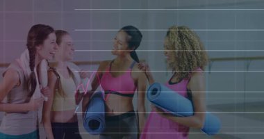 Stüdyoda yoga minderleri tutan ve sağlık durumunu animasyonlu grafiklerle gösteren dört kadın. Fitness, yoldaşlık, sağlık, veri, görselleştirme, refah, arkadaşlık