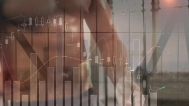 Tişörtsüz adam tebeşiri kepçeleyip kaldırmaya hazırlanırken el çırpıyor. Güç, eğitim, kararlılık, fitness, egzersiz, performans, motivasyon