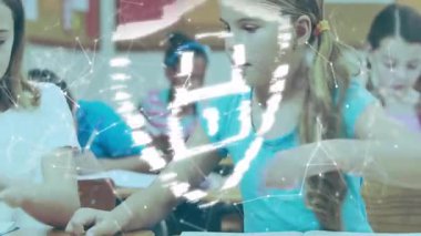 Okul ödevinde birbirlerine kalem takan sınıf arkadaşlarına kalkan rehberliği yapan dijital örtüler. Teknoloji, işbirliği, eğitim, yenilik, takım çalışması, iletişim, öğrenim