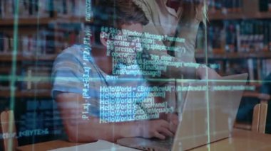 Teknik öğrenci hata ayıklama için üstüste gelen koddan sonra yazmayı durdurdu. İşbirliği, akıl hocalığı, eğitim, teknoloji, kütüphane, programlama, öğrenim