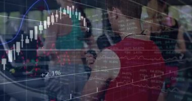 Erkek antrenör, performans analizi için koşu bandına finansal çizelge yolluyor. Fitness, antrenman, performans, analitik, ilerleme, egzersiz, spor