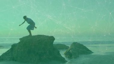 Güneşin yükseldiği kıyı kayasına yaklaşan bir kadın, deniz refahı üzerinde sakin ve dik dik bir ufuk arıyor. Dinginlik, yansıma, yalnızlık, doğa, farkındalık, vahşi yaşam, sükunet