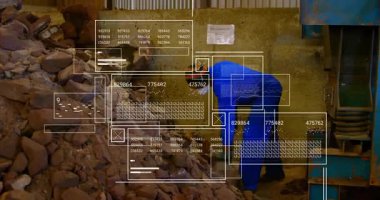 İşçi geri dönüşüm tesisine giriyor ve tuğla molozlarını tarıyor, parçaları kaldırıyor ve kaliteyi denetliyor. Endüstriyel, işçilik, dayanıklı, sürdürülebilir, örgütsel, güvenli, dayanıklılık