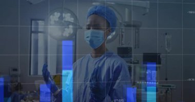 Cerrah ameliyathanede el kaldırıyor ve bar çizelgeleri, dünya haritası ve çizgi grafiğiyle tıbbi analizleri canlandırıyor. Tıbbi, teknoloji, fütüristik, sağlık, veri, analitik, görselleştirme