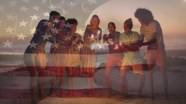 Dostlar alev kullanarak kıvılcımlar yakar vatansever pazarlamada kıvılcımlar yaratır animasyon bayrağı altında. Kutlama, yoldaşlık, festival, açık hava, alacakaranlık, birlik, eğlence.