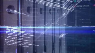 Sunucu rafları üzerinde dijital üstüste koymalar ikili kodlar, dalga biçimleri, izleme grafikleri. Teknoloji, veri, analitik, gelecek, siber güvenlik, yenilik, sunucu