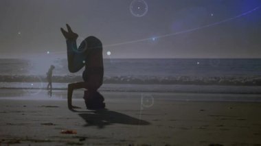 Gün batımında sörf yapmaya başlayan sporcu tribünlere iniyor ve teknoloji HUD grafikleriyle dengeleniyor. Meditasyon, ahenk, dinginlik, teknoloji, sağlık, odaklanma, macera