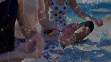 Kameralar Mudra 'ya odaklanmış durumda. Sağlıklı olmak için kum üzerinde meditasyon yapan üç kadın. Dinginlik, farkındalık, rahatlama, uyum, açık hava, doğa, denge.