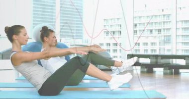 Grup, mavi paspasların üzerinde V-sit nabız ölçümlerine yanıt veriyor. Eğitim, güç, dayanıklılık, dinamik, hareket, modern, sağlık