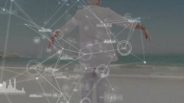 Üst düzey kadın plajda yoga yaparken gövdede beliren ve sağlık verilerini gösteren bir ağ gibi. Farkındalık, sükunet, dijital, bağlantı, dinginlik, refah, meditasyon