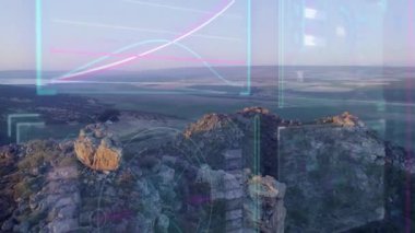 İnsansız hava aracı, HUD panelleri yer değiştirirken ve ölçüm için ölçüm yaparken kayalık zirvenin üzerinde dönüyor. Macera, keşif, manzara, teknoloji, kesinlik, panoramik, geri çekilme