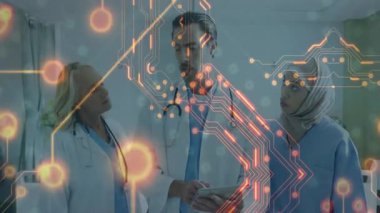 Üç doktor, yapay zeka analizini gösteren parlayan devre tabletindeki hasta verilerini inceliyor. Tıbbi, teknoloji, yenilik, sağlık, ağ, bağlantı, dijital