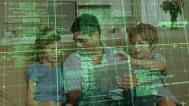 Tablet ekranını tıklatan baba yeşil kod örtüsünü tetikliyor, kodlama dersinde çocuklara rehberlik ediyor. Aile, teknoloji, eğitim, ebeveynlik, dijital öğrenme, etkileşimli, katılım