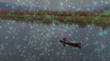 Orta yaşlı bir adam su kanosuna kürek çekiyor göl boyunca süzülüyor seyahat için kıyı şeridini gözlüyor. Macera, sükunet, vahşi doğa, keşif, yansıma, açık hava, sükunet