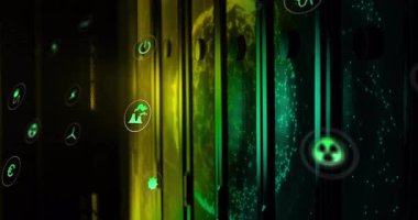 Sekans açılışı, dünyayı kaplayan parlayan raflarla, sürüklenen simgelerle, dönen enerji ızgaralarıyla. Gelecek, teknoloji, sürdürülebilirlik, dijital, yenilik, enerji, çevre