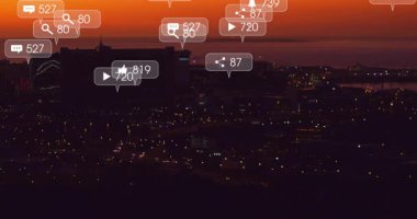 Gün batımında kıyı silueti, paylaşım simgesinin ortaya çıkışını gösteriyor. Sonra sosyal simgeler yüzüyor ve sayıları güncelliyor. Kentsel, dijital, geleceksel, teknoloji, bağlantı, veri, gece manzarası