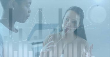 Ofiste konuşan çeşitli iş adamlarının veri işleme görüntüsü. Küresel iş ve dijital arayüz kavramı dijital olarak oluşturulmuş görüntü.